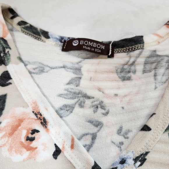 Floral Beige Button-Up Women's Top - Picture 6 of 11